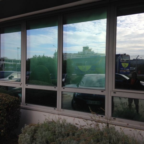 Pose de stores films de protection solaire dans des bureaux à Marignane 13