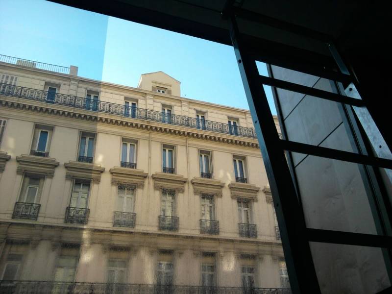 Pose de film isolant anti UV sur Marseille et PACA pour protection des objets en vitrine de magasin